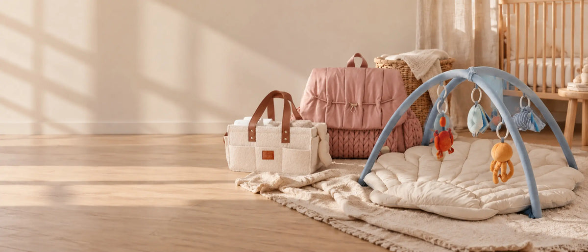 Mommy Bag, Nappy Nest y Baby Gym de Aurora en un cuarto de bebé con luz natural